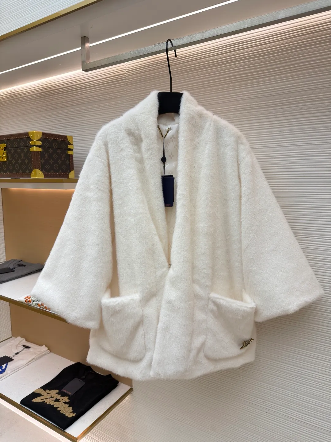 LOUIS VUITTON x Nigo joint mink fur V-neck kimono style fur ●Original version: 169000 purchased and developed ●Item number: 1681868-C30 ●Fabric: mink fur fabric ●Technology: Positioning cutting machine ●Color: white ●Version: version ●Weight: about 910 grams ●Size: 46-48-50-52 ●Description: - The fabric is made of high-quality North American mink hair, which is hand-sorted and screened to ensure uniform hair needle length and fluff density, smooth touch and strong luster. The tailoring adopts an unlined minimalist structure, and is stitched by hand to avoid stitching marks that damage the overall texture. The neckline is designed with a wide fold, and the edges are trimmed with invisible hand stitching, so that it drape naturally without being stiff. The cuffs are made of the same material and are furred, and a thin interlining is added on the inside to keep them fluffy and not easily deformed. The pockets are embedded in design, and the edges of the openings are hand-stitched to seamlessly connect with the texture of the body. The interior is equipped with the brand's exclusive satin lining, the label is fixed with a custom hanging chain, and the details reflect high-end craftsmanship standards. The overall wiring is straight and delicate, the fabric is comfortable and soft, and the color is consistent without color difference. It can be matched with the same style to create a fashionable look and control various occasions. Customized accessories, complete with three standards, same style for men and women!